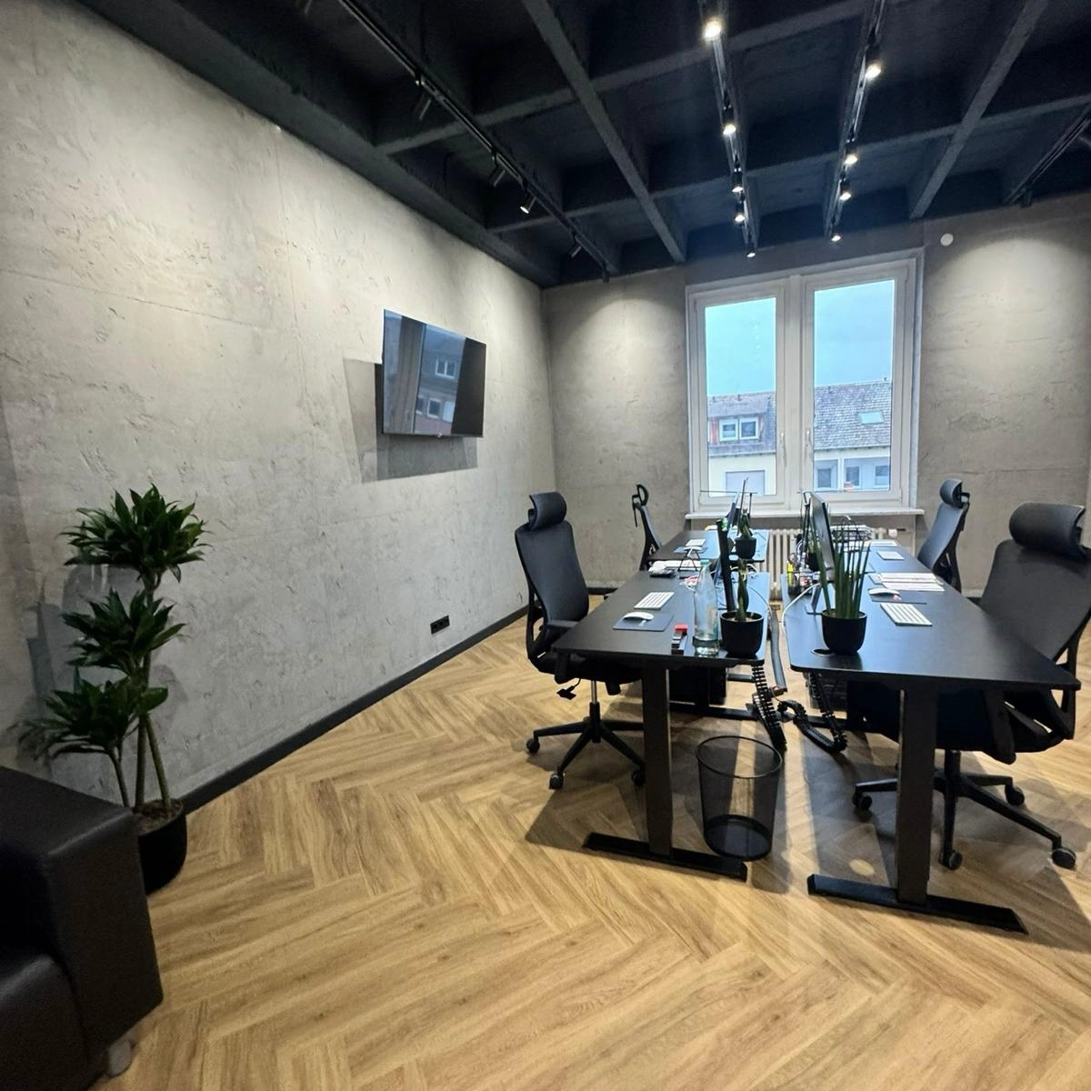 Moderne Arbeitsplätze im Büro von Wohnkonzepte Deutschland in Mannheim